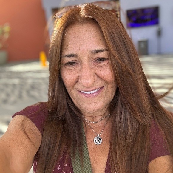 Meet your Posher, Laura - Picture 2 of 5